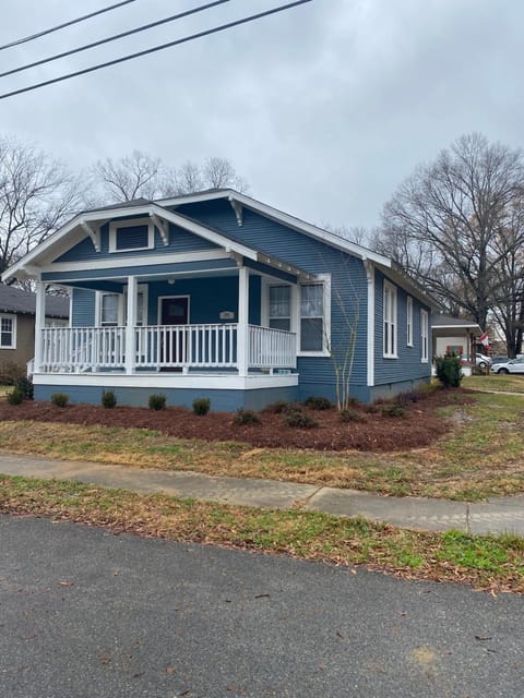 Cozy Chestnut Cottage- Downtown favorite! House in Tupelo