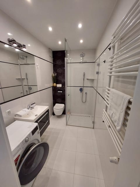 Shower, Bathroom, towels, washing machine