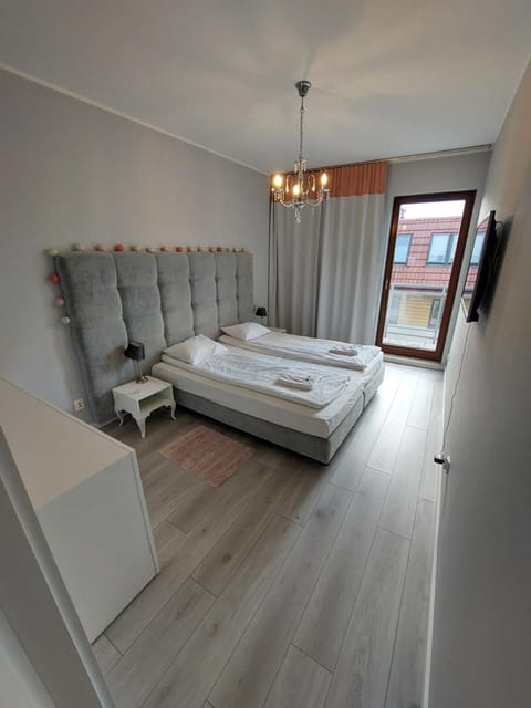 Bed, TV and multimedia, Bedroom, towels