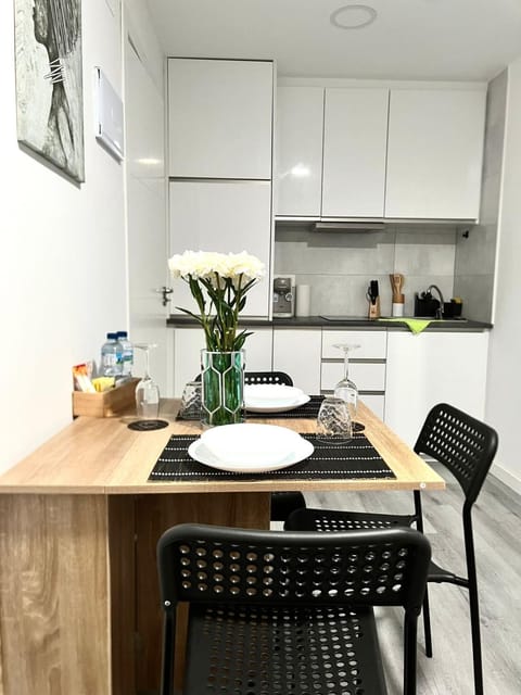 Kitchen or kitchenette, Dining area, stove