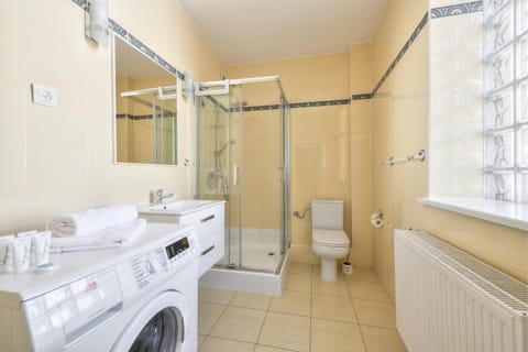 Shower, Bathroom, towels, washing machine