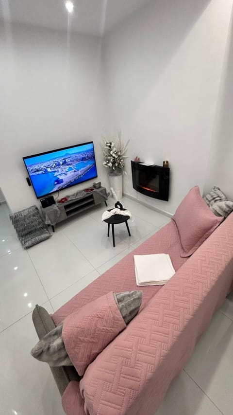 TV and multimedia, Living room, Seating area, fireplace