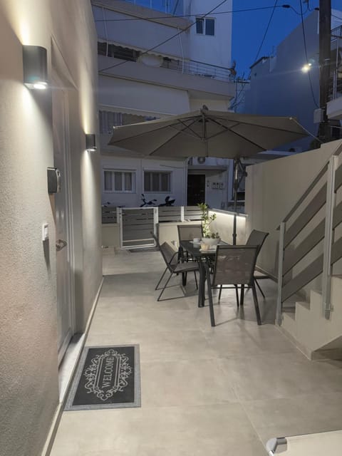 Balcony/Terrace, Street view, Inner courtyard view