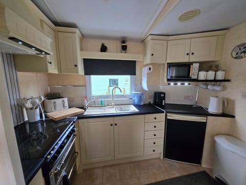 Coffee/tea facilities, Kitchen or kitchenette, dishwasher, minibar, oven, pet friendly, stove, toaster