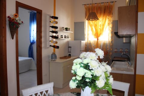 Kitchen or kitchenette, Dining area, oven