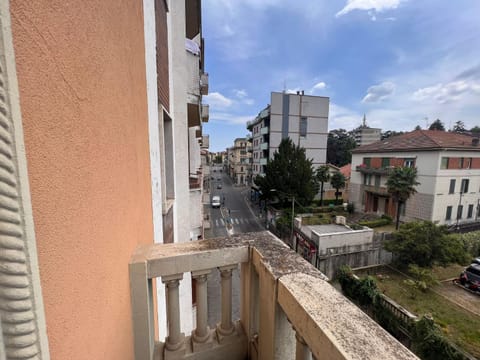 Property building, Neighbourhood, View (from property/room), Balcony/Terrace, Street view