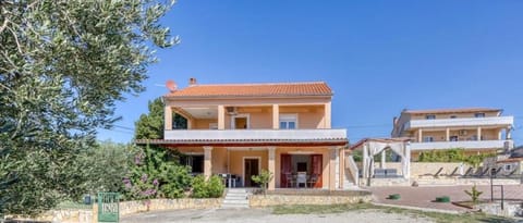 Villa Lara, Family Retreat with Sea View & Pool House in Biograd na Moru