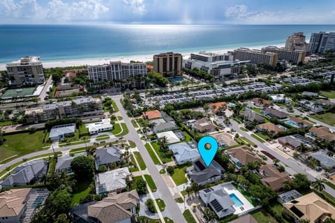 7 min walk to Beach and JW! Golf! Pool! Arcade and Games House in Marco Island