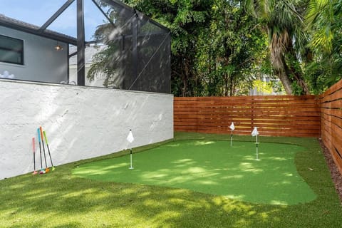 7 min walk to Beach and JW! Golf! Pool! Arcade and Games House in Marco Island