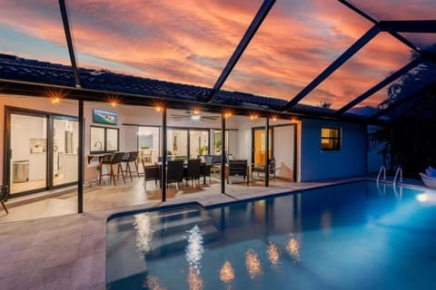 7 min walk to Beach and JW! Golf! Pool! Arcade and Games House in Marco Island