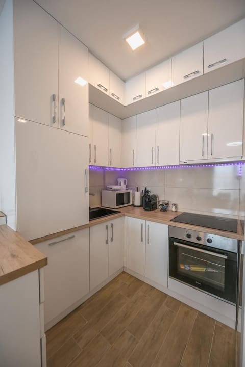 Coffee/tea facilities, Kitchen or kitchenette, dishwasher, microwave, oven, stove, toaster