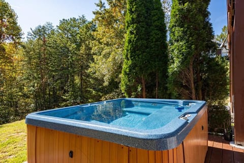 Cabin Haven Theater Game room Hot Tub Yard Cabin in Douglas Lake