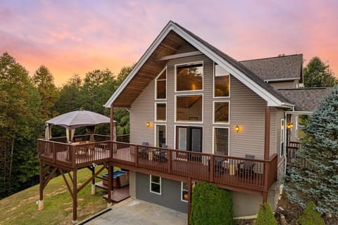 Cabin Haven Theater Game room Hot Tub Yard Cabin in Douglas Lake