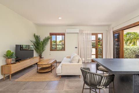 Communal lounge/ TV room, TV and multimedia, Living room, Seating area, Dining area