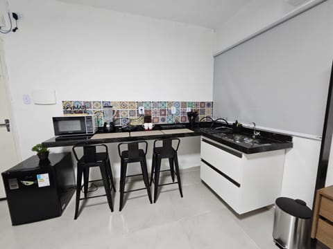 Kitchen or kitchenette, Dining area, minibar, stove