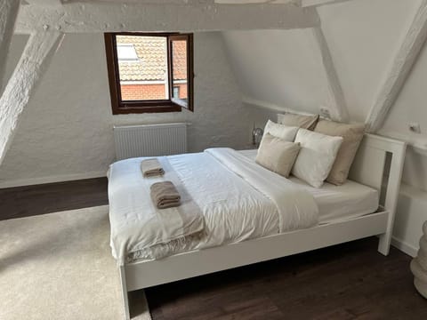 Bed, Bedroom, towels