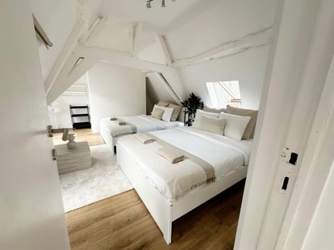 Property building, Bed, Bedroom