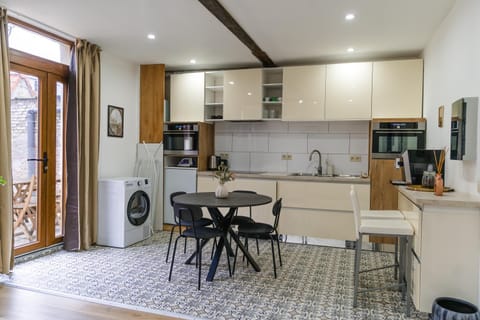 Coffee/tea facilities, Kitchen or kitchenette, Seating area, Dining area, stove