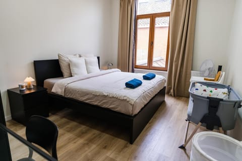Bed, Bedroom, towels