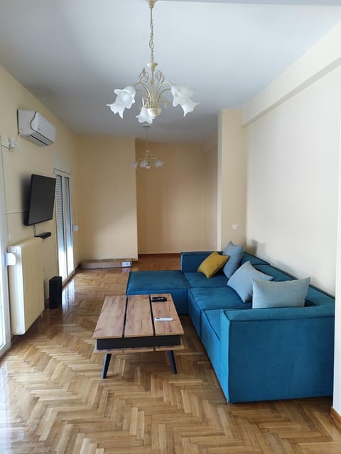Communal lounge/ TV room, Living room, Seating area, Evening entertainment