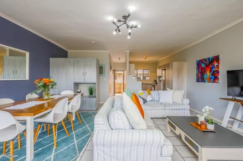 Communal lounge/ TV room, Living room, Seating area, Dining area