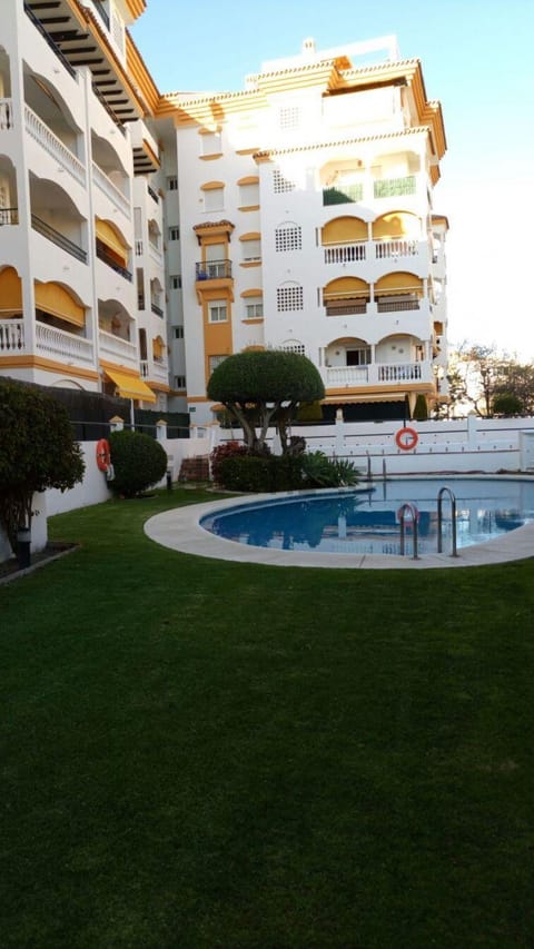 Property building, Day, Swimming pool