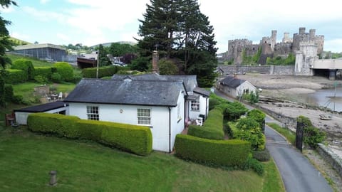 Nearby landmark, Neighbourhood, Natural landscape, Garden, Landmark view, River view, Street view