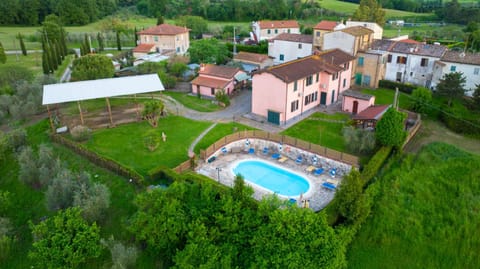 Property building, Natural landscape, Bird's eye view, Garden, Garden view, Pool view, Swimming pool, sunbed
