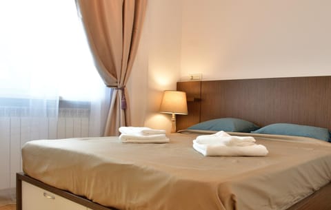 Bedroom, towels