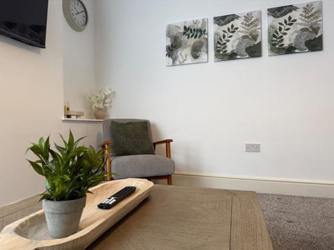 ResiLets - Stanley House - Large, Modern 3 Bed - NEW! House in England