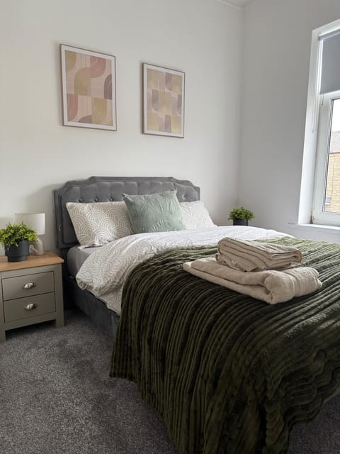 ResiLets - Stanley House - Large, Modern 3 Bed - NEW! House in England