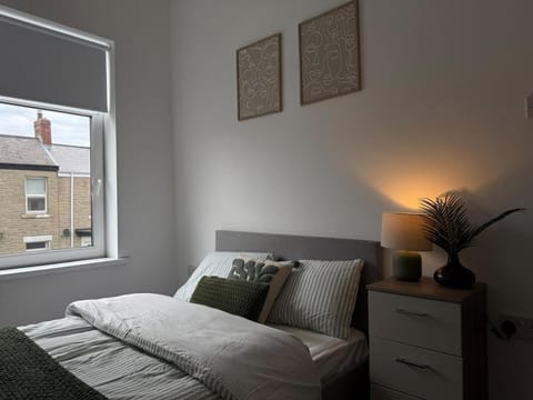 ResiLets - Stanley House - Large, Modern 3 Bed - NEW! House in England