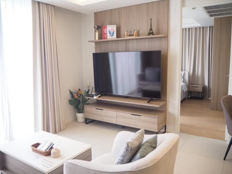 TV and multimedia, Living room, Seating area, Evening entertainment