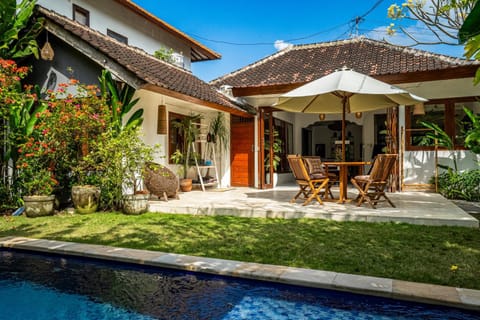 Property building, Day, Garden, Dining area, Garden view, Pool view, Swimming pool, sunbed