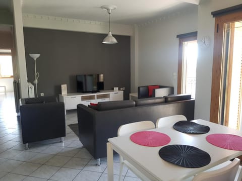 Kitchen or kitchenette, Living room, Seating area, Dining area