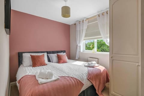 4Bed House close to East Midlands Airport - FREE Parking and FAST WiFi Apartment in Charnwood