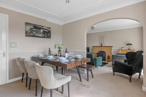 4Bed House close to East Midlands Airport - FREE Parking and FAST WiFi Apartment in Charnwood