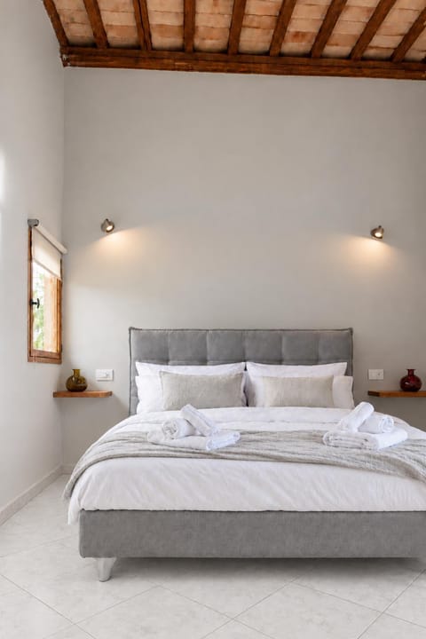 Bed, TV and multimedia, Bedroom, City view, air conditioner
