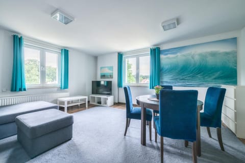 TV and multimedia, Living room, Photo of the whole room, Seating area, Bedroom