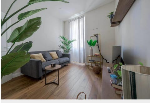 TV and multimedia, Living room, Seating area, Inner courtyard view