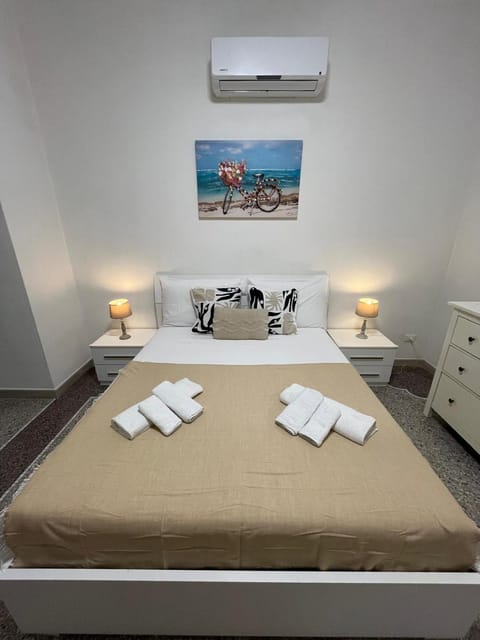 Bed, Photo of the whole room, Bedroom, air conditioner