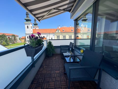 Property building, Day, View (from property/room), Balcony/Terrace