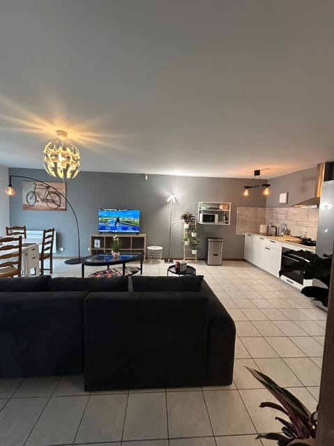 TV and multimedia, Kitchen or kitchenette, Living room, Dining area, oven, stove