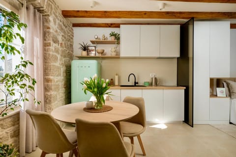 Coffee/tea facilities, Kitchen or kitchenette, Dining area, oven