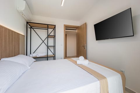 Bed, TV and multimedia, Photo of the whole room, Bedroom, wardrobe, air conditioner