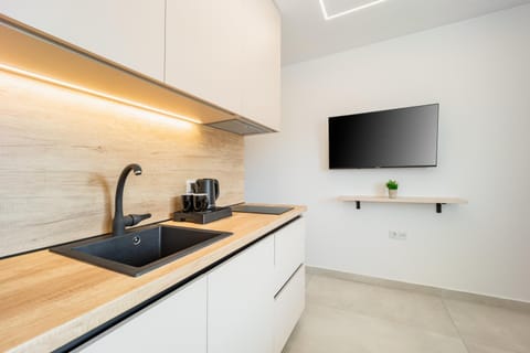 TV and multimedia, Coffee/tea facilities, Kitchen or kitchenette, stove