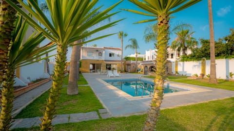 Property building, Day, Garden, Garden, Garden view, Pool view, Swimming pool, sunbed