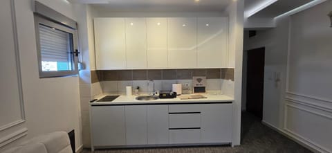 Coffee/tea facilities, minibar, stove