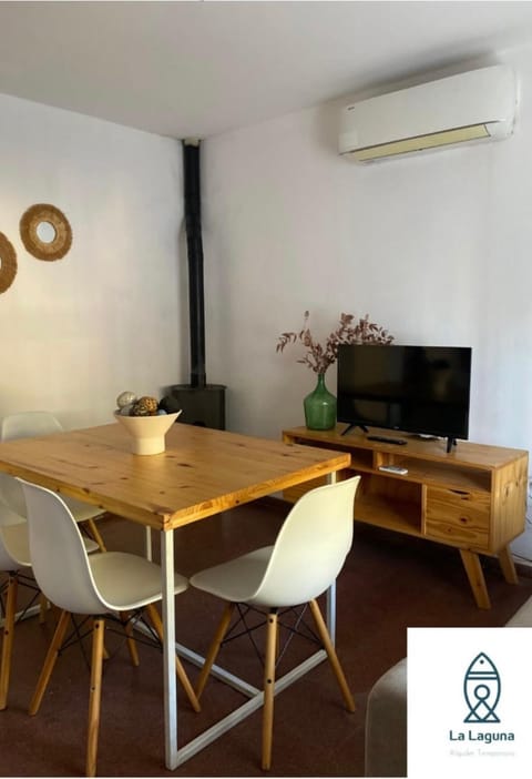 TV and multimedia, Living room, Seating area, Dining area, air conditioner