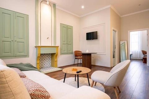 Bed, TV and multimedia, Living room, Seating area